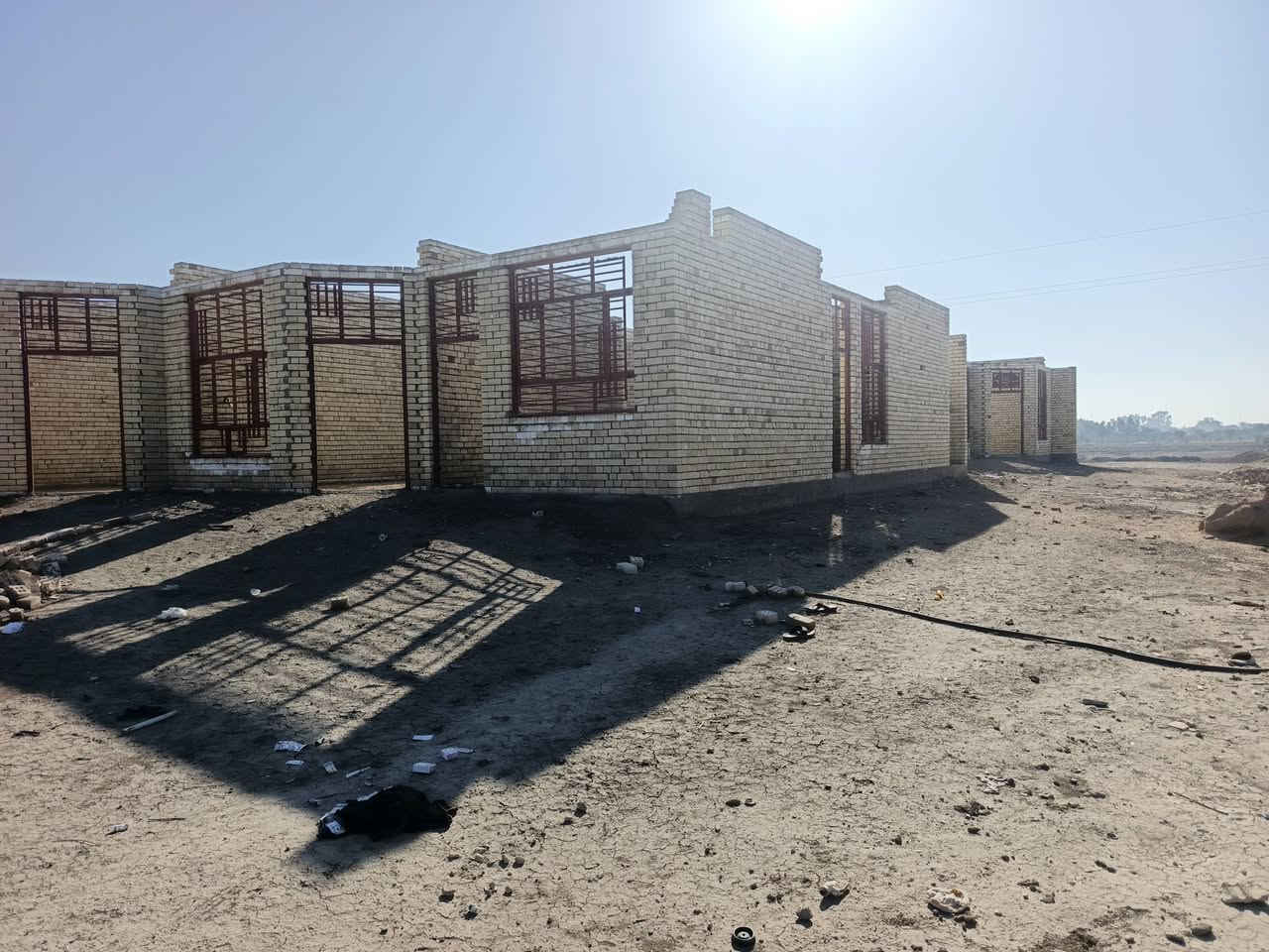 دونم للبيع مع هيكلين بدون سقف عله طريق ياحسين طليعه قرب نائب منصور للاستفسار عل رقم ***********
