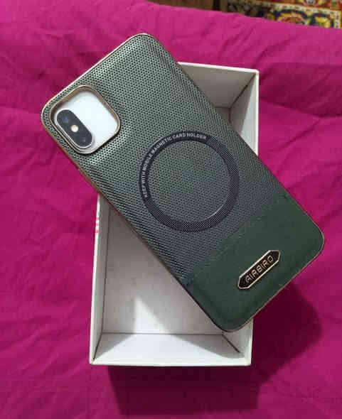 سلام عليكم إكس إس ماكس للبيع ذاكره 64 ستخدام شخصي جهاز نضيف جداً مبدله بطاريه أحسن نوعيه نسبه 100 شحنه كلش حلو فيس أيدي متوقف فقط لباقي كله مكفول وشغال صوت ستريو سعره 125 مجاله بسيط جدا مستعجل عليه 
مكان بغداد الشعله رقمي *********** بغداد
