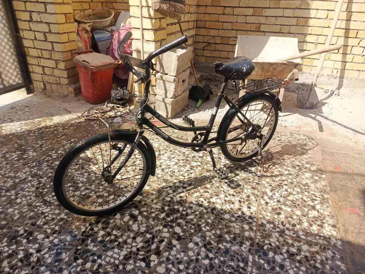 بايسكل للبيع السعر ٢٥ يرادله بس ماشة سعرهة ١٠ مكاني بغداد المشتل الشراي يتصل عل رقم ***********
