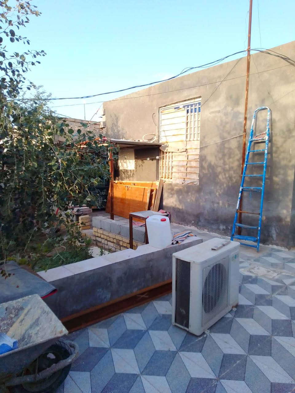 بيت زراعي بالسكك خلف حسينية الكوثر جهة الجربوعيه الاولى غرفتين مطبخ حار وبارد سيراميك البناء طابوك وبلوك والسكف كونكريت الغرف بياض مساحه 200 السعر 28 وبيه مجال بصيط

ملاحظة البيت مكاتبه فقط بدون إقرار 

***********
