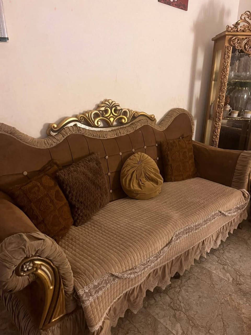 سلام عليكم تخم ٨  قطع نضيف للبيع ٢٥٠ وبي مجال وميز بلازما ٧٥ وبي مجال
وميز ب٥٠ وافق ادمن 
مكاني بغداد الحريه 
***********
