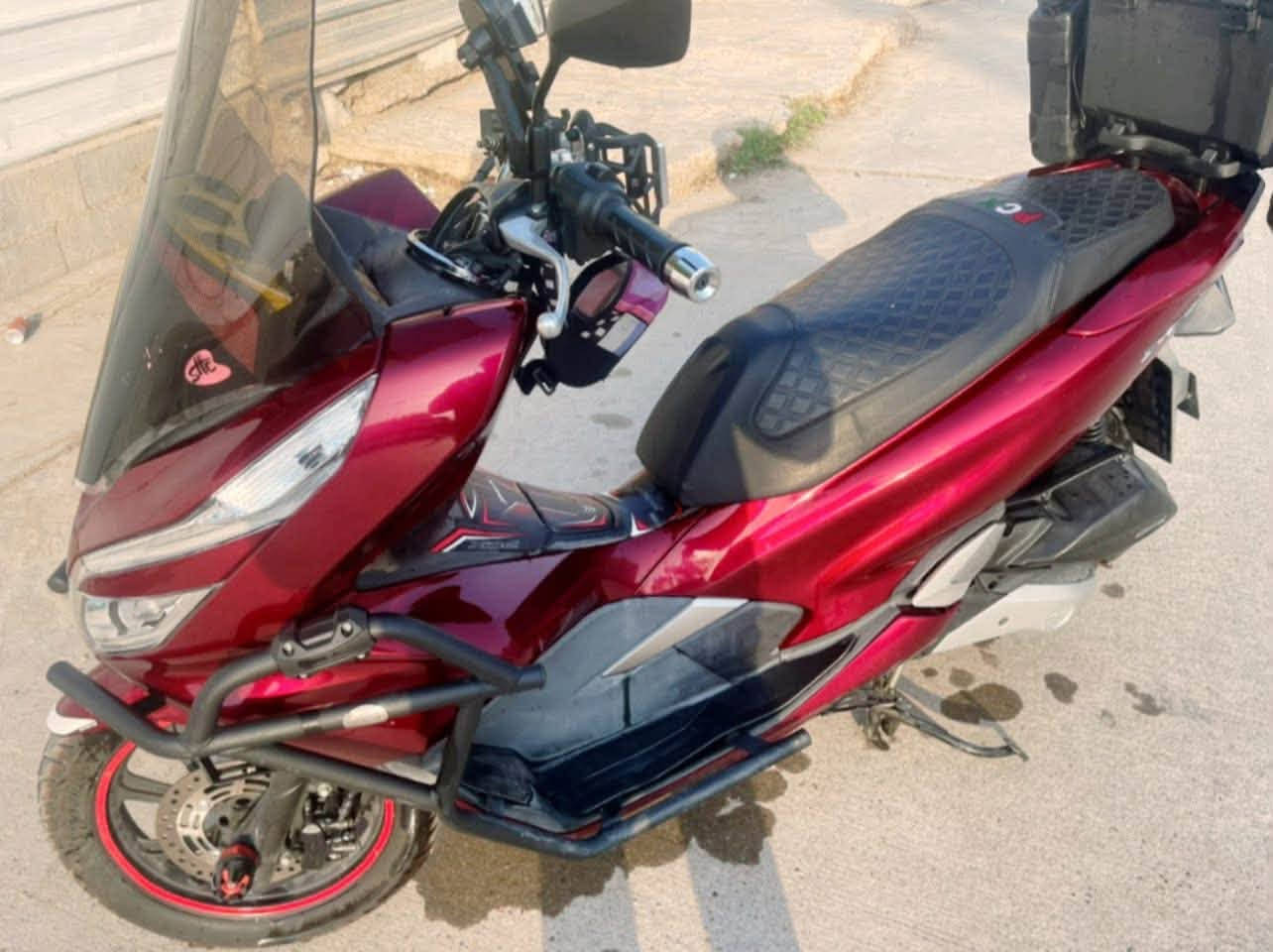 السلام عليكم 
Pcx  للبيع 
ياباني jf 125
بصمات عدد2
مفتاح طوارئ عدد 2
مال مزاد  صور المزاد وتفاصيل كامله بيهه منفيس بيهه نازله من  محلات كلشي وكلاشي 
دراجه عله حالت الوكاله جديده بالكامل
ما مفتوح اي برغي بيهه 
ماشية 12 الف 
دهن لكامولي بانزين محسن

عليها اضافات
1.درع وكاله اصلي 
2.جنطه اصليه 
3.جلكانات 2
4.ستاند مبايل
5.تلبيسة  كشن جلد وكاله pcx
حامل كلاص اصلي pcx
جامه اماميه عدد 2 وحده عاليه وحده ناصيه
حساس اطارات عله الطاقه الشمسية
ام بي ثري عمل شي كلش حلو  
 25 ورقة وبيهه مجال 

***********
