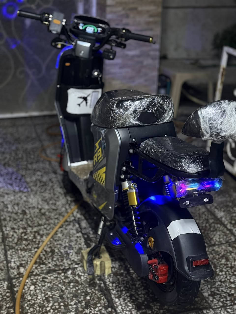 ⚡️ للبيع: دراجة شحن R9 -موديل 2025 الجديد ⚡️
النسخة الأقوى والأسرع

الدراجة بحالة الزيرو (جديدة)

العنوان (المكان): بغداد 

🛠 المواصفات الفنية والأداء:

السرعة القصوى: 109 كم/ساعة (حقيقية).

نظام القيادة: 4 سرعات مختلفة + خاصية الرجوع للخلف (بگ).

البطاريات: طقم 5 بطاريات ونلي (60V / 32A).

الحجم: 300-10 (أكبر حجم متوفر).

نظام الكبح: بريكات دسك هيدروليك (أمامي وخلفي) لأمان عالي.

الإطارات: تيرات جوبلس (Tubeless) مع ويل كب مميز.

الإضافات والرفاهية:

التصميم: لون أسود ملكي مميز (حتى الويل باللون الأسود).

التحكم: تشغيل عن بُعد (بصمة)، مفتاح وكارت لمس (NFC).

الشاشة: شاشة رقمية ذكية لعرض (السرعة، المسافة، مستوى الشحن، وكشف الأعطال).

الإضاءة: نظام LED متكامل (نهاري، ليلي، إضافي، وخلفي) مع دبل إشارة.

الأمان: جهاز إنذار ضد السرقة + قفل التاير الخلفي + قفل السرج والبطارية.

نظام تعليق مريح (4 دبلات: 2 أمامي و 2 خلفي).
 السعر:
420الف

📍 المكان: بغداد 

📞 للاستفسار: *********** 

@إشارة
