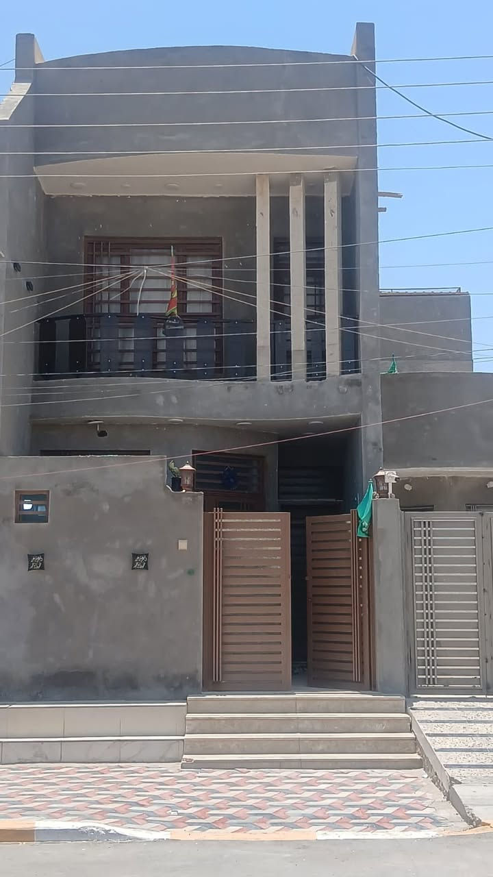 بيت 100 متر على شارع سادين مقابل مجسّر الملعب الجديد
الطابق الاول استقبال وصالة ومطبخ وغرفه نوم مع الصحيات
الطابق الثاني غرفتين نوم مع صاله وصحيات 

الطابق الثالث بيتونه مع مخزن 
البناء درجه اولى مع عمل وكهرباء وتأسيس الصحيات
عليه قرض إسكان حوالي 50 مليون ممكن تحويله على المشتري بعد تغيير الكفيل
العنوان حي المعلمين القديم على شارع اليتيره مقابل  حديقه  للاستفسار على السعر وباقي التفاصيل الاتصال على الرقم  ‭***********‬
للعلم أنا مكلف بالنشر
