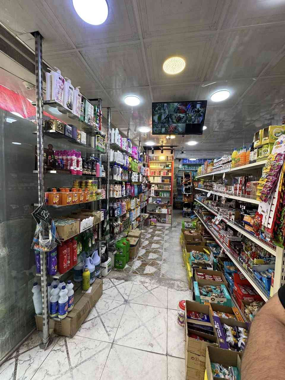 سلام عليكم سنتر في الجبيله فري ماركت مقابيل شارع السايلو ع شارع العام سنتر مرتب يحتوي ع 10 عارضات و6 مجمدات و2 عارضه ببسي و1 عارضه كولا وعارضه ليز وعارضه نايس سنتر كلش حلو ومنطقه راقيه السنتر سبب البيع  عدم التفرغ للسنتر دخله ب يوم كلش مرتب وحلو ابيعلك سلعه وموقع المحل ايجار   فقط السلعه داخله للبيع للاستفسار *********** متواجد واتساب وع شريحه داخل الفيس ممتواجد سعر 70 وقابل للتفاوض
