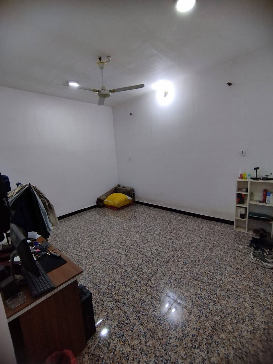 السلام عليكم
بيع مستعجل 🔥🔥🔥
بيت لبيع حي الصدر الثاني 

المساحة 100م. 5×20

طابو صرف...  

غرفتين مطبخ صاله استقبال صحيات داخليه وخارجيه 

غرفه فوك وصاله وسطح وبيه محل البيت جاهز  مدرسه بل باب سبيس متهل لتبليط الشوارع قريب على شارع العام 

البيت متعوب عليه مابيه اي نقص 

واتساب ***********
