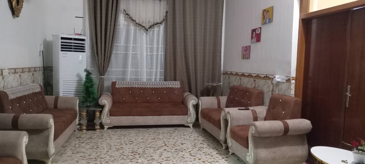 السلام عليكم.. 
للبيع دار سكن طابو زراعي حي الامير قرب ملعب هشام طريق قرية عطا الله مساحه 310م غرفتين نوم استقبال صاله مطبخ وهول بناء طابوگ سقف عكاده للاستفسار الاتصال ع الرقم ***********
