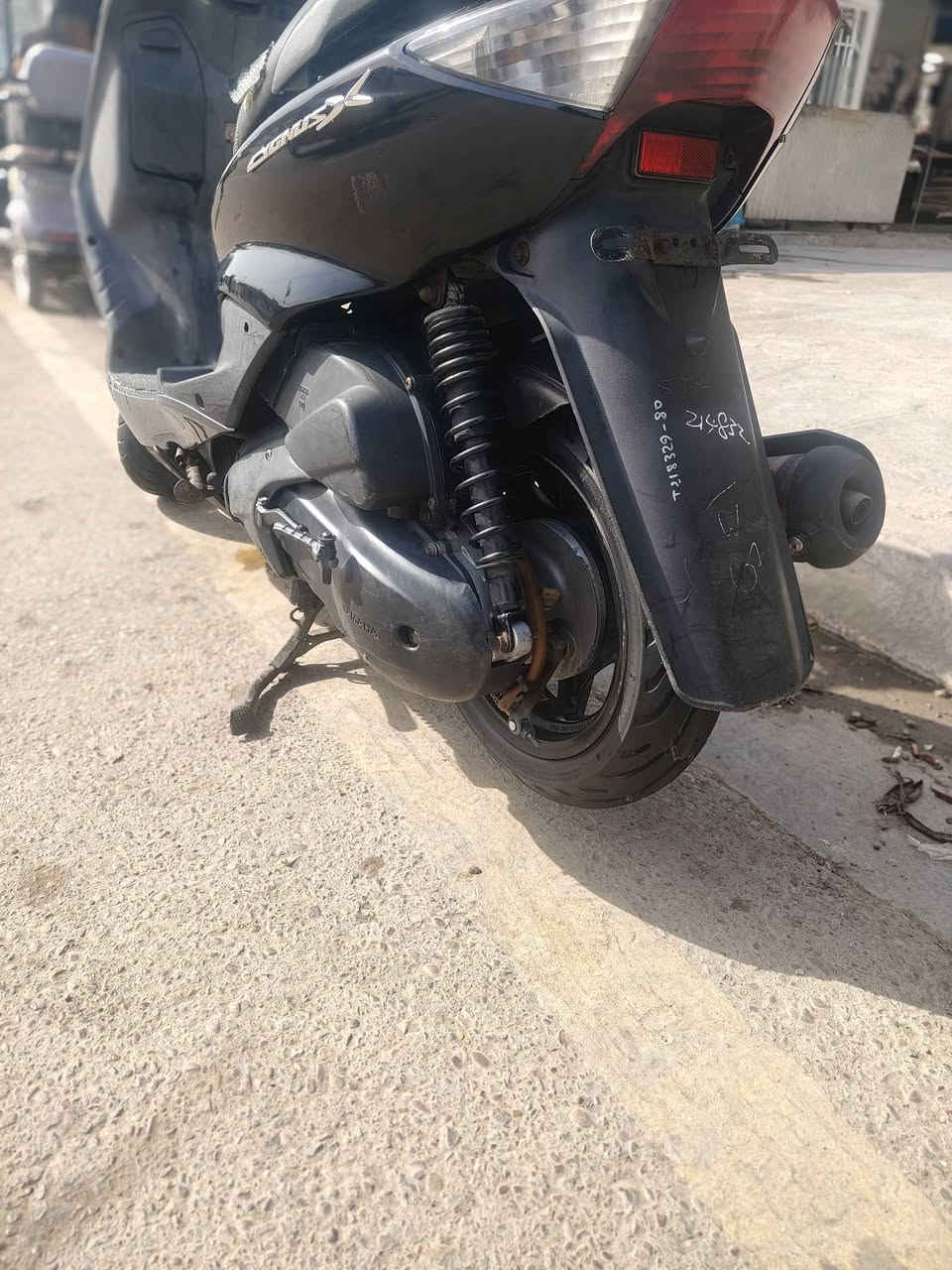 السلام عليكم سكنس نثيه 140 دراجه رمبه نازله قبل شهر او اقل ماشيه 10 الف دراجه جديده معنه الكلمه مكفوله عنوان الغزاليه السعر 700 ***********
