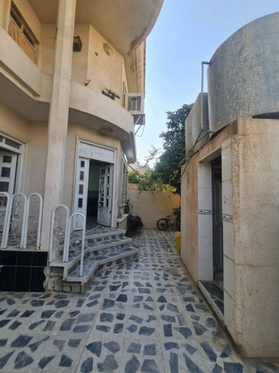 🛑عروض مكتب (العلاف)) لتجارة العقارات 🌟
🏠دار للبيع مساحة 200 متر الواجهة 10 متر ✨
🛑طابقين بناء حديث 2012💥
1️⃣الطابق الاول : غرفتين نوم + هول + استقبال + مطبخ كراج + حديقة 🌳+ صحيات 🚾
2️⃣الطابق الثاني : أربعة غرفة نوم + هول + بلكونة + مخزن + صحيات 🚾
📄سند سكني ملك صرف / شرط القرآر التمليك والتحويل 
❌لانتعامل برفع سعر العقار عن سعرة الآصلي نجمع البايع بالمشتري مباشرتأ _ لا نوقف البيعة بخلاف عن الدالية 
🛑موقع مميز جدا 💥
🌍الموقع / الكندي الاولى قرب (( متوسطة الإبداع للبنين )) 🏭
🛑يقع على شارع تبليط 12 متر 💥
للاستفسار 
⏮️مراجعة مكتب العلاف لتجارة العقارات 🌟
أو الاتصال 
☎️ أسيا ***********
أو
 ☎️ كورك ***********
⏪️مع العلاف للعقار استثمارك في آمان ⭐️
🌐عنوان المكتب / الموصل _ حي الزراعي قرب جسر السويس 🔥
📌نستقبل عقاراتكم وطلباتكم العقارية .
