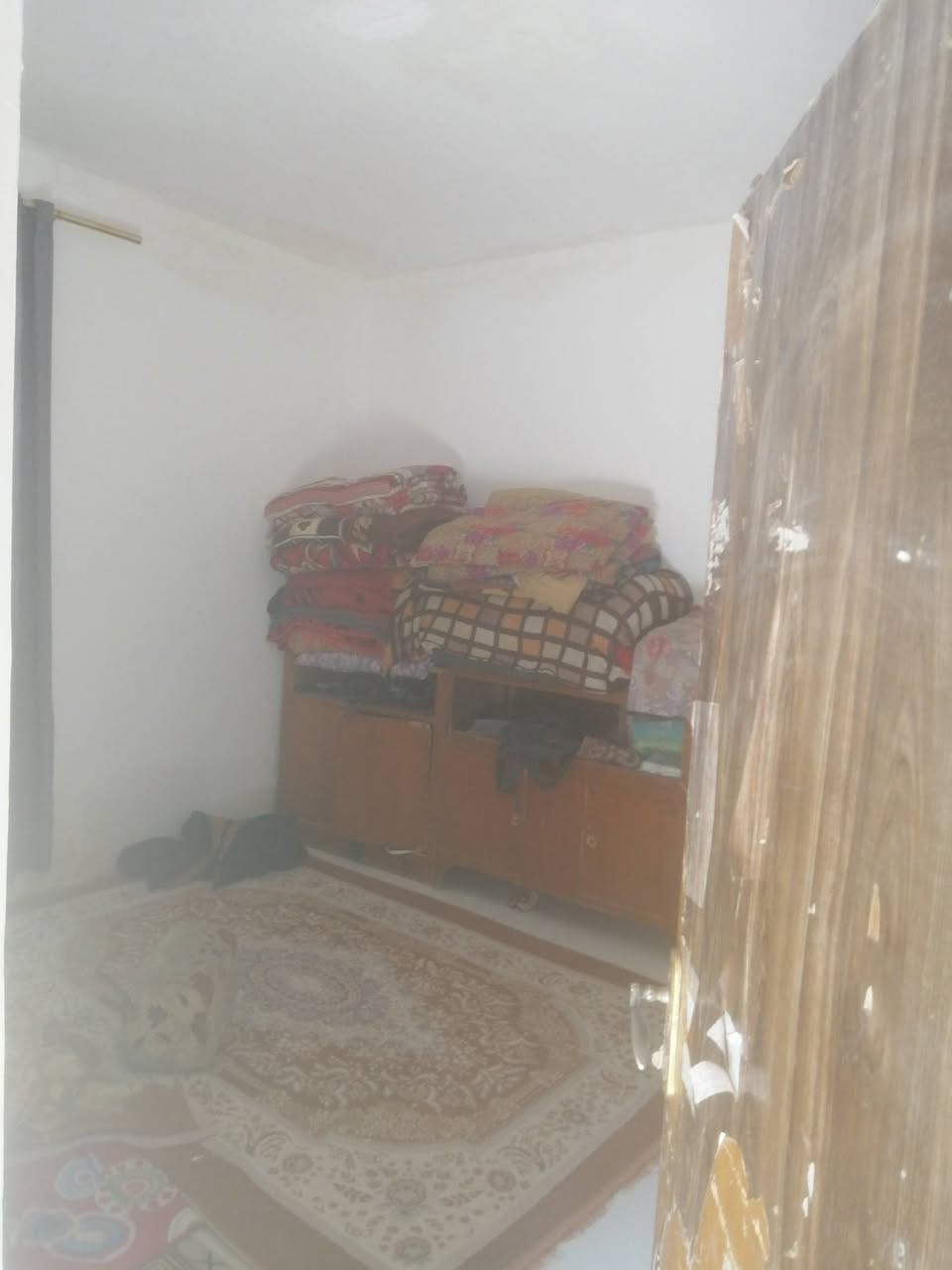 سلام عليكم. عندي بيت لبيع في حي السبل الفرع الأول قرب مولد  بهاء.    غرفتين. وصاله  ودوانيه     ع الشارع الرئيسي     سعره     ٤٠. مليون  وبيه مجال قليل. هذا رقمي     ***********
