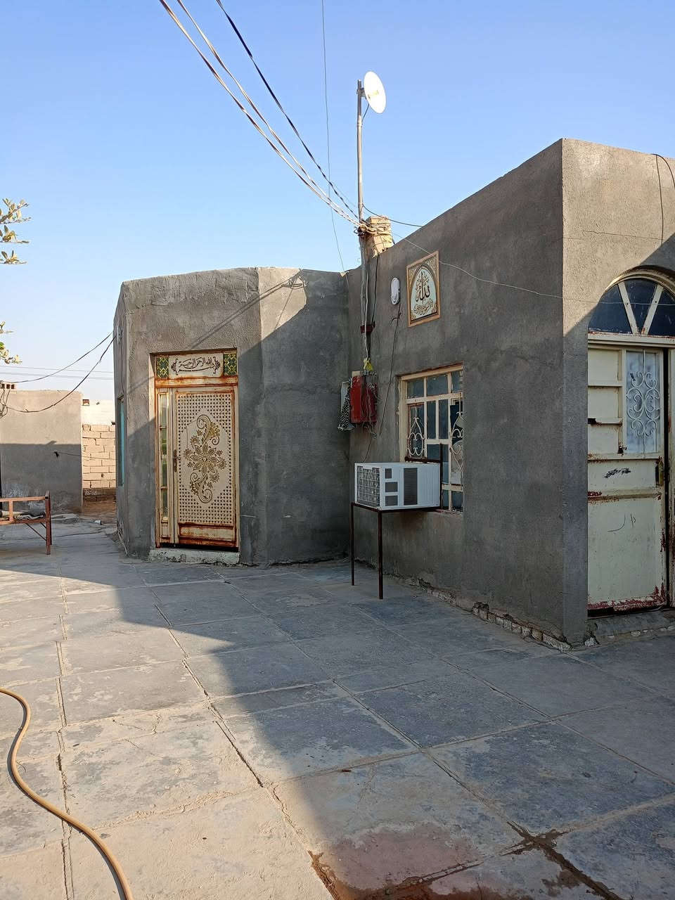 السلام عليكم بيت للبيع المساحه 320 يتكون من ديوانيه 6م  +صاله 7م + غرفتين  م 5ونص +مطبخ الموقع شارع الزبيديه بالقرب من سيطره الزبيديه  يبعد عن  الشارع العام  150 متر للاستفسار الاتصال على الرقم ***********
