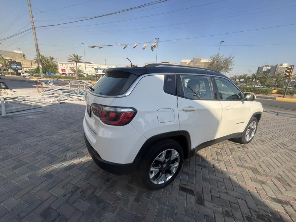 جيب كومبارس ٢٠١٨ فول  لمتد
***********
11,100$  وبيها مجال 
ماشيه 50,000 M

