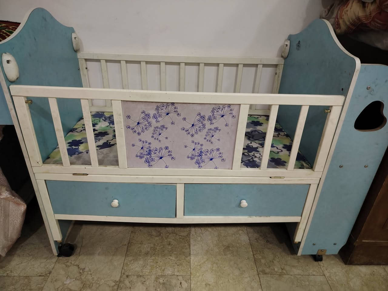 بنات عندي هاي الاغراض للبيع كلهن شلع ب ٥٠ الف هاذا رقم للتواصل واتساب***********
