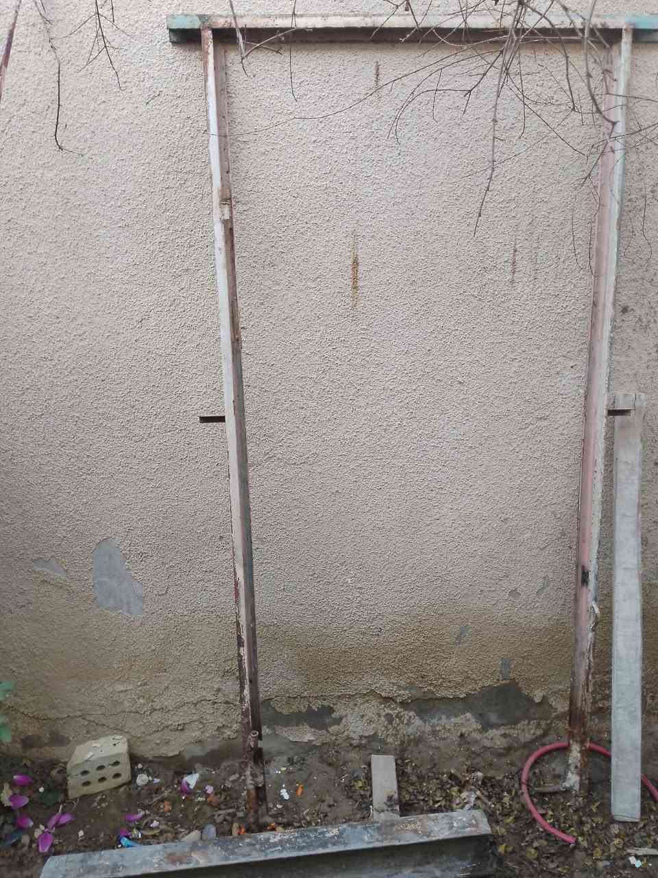 سلام عليكم عندي شبابك وباب مستعمل وزوايات حديد وجرجوبه لي  يريد يشتري يراسلني على هذا رقم ***********
