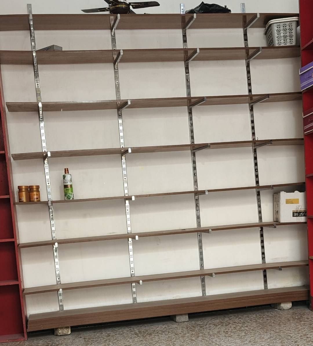 السلام عليكم للبيع العروض مترت 240 سم العمق 60 سم عدد الرفوف 12 + تسع سكت شيالاترالسعر 200 بغداد حي النصر
***********
