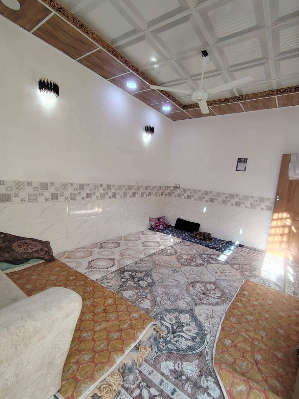 سلام عليكم دار للرهن ١٢٠ متر
بدايه شارع المطحنه مقابل القريه 

غرفه صاله مطبخ ستقبال حمامات ٢ 
سعر الرهن ١٥ وبي مجال بصيط 
سنه وقابل للتجديد
رقم الهاتف  ***********
