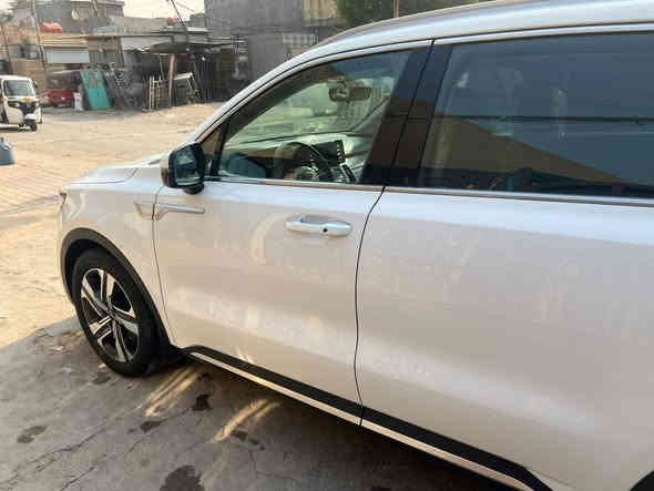 سلام عليكم سياره سورنتو موديل 22 سياره فول مواصفات ما عدا البانوراما ماشيه 60 الف حقيقي سياره جديده بمعنى الكلمة سياره ربع ماتصرف عليها سونار وياها موجود السياره بأسمنا رقم بغداد هزه جديده مكفوله من صبغ بارد تبدل 6 سلندر كير ماوس 7 راكب سعرها 287 وبي مجال بسيط مكان السياره بغداد البلديات رقم الهاتف *********** بغداد
