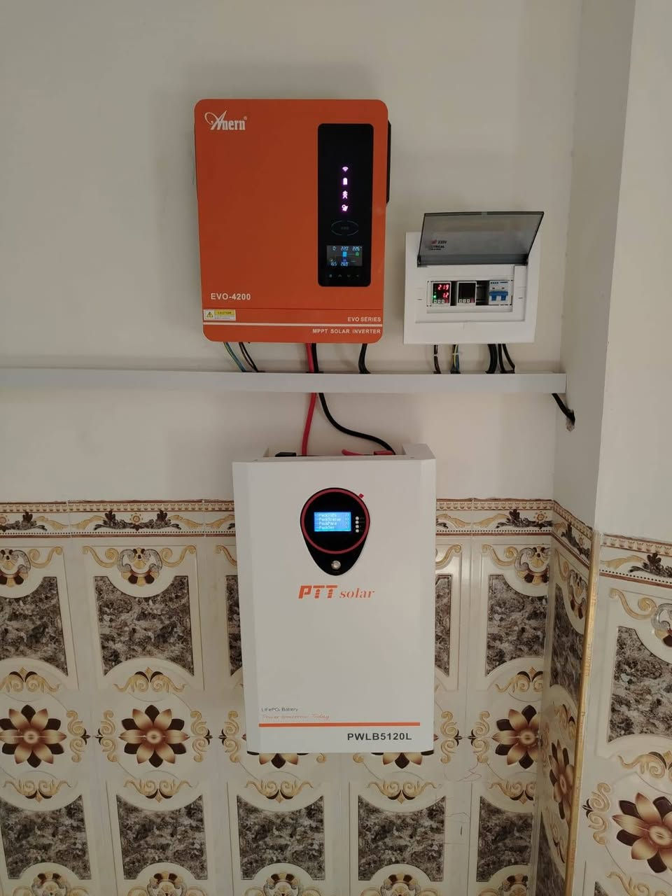 بفضل الله وبحمده قامت كوادر شركتنا (شركة المهندس للطاقة الشمسية) بنصب منظومة طاقة شمسية منزلية لأحد زبائن شركتنا
العرض الاقوى تحطيم الاسعار 🔥 🔥 🔥 🔥 🔥 🔥
العرض الاول 🔥 🔥 🔥
السعر : 4،400،000 نقدا
السعر : 5،400,000 قسط 
القسط الشهر 300 الف فقط
القدرة : 20 نهاري و 15 ليلي 
الألواح: 620 واط ضمان 15 سنة  عدد 8
البطارية: ليثيوم حجم 15 كيلو واط ضمان 5 سنة
الانڤيرتر :  حجم 6 كيلو مع واي فاي مدمج ضمان 2 سنة 
العرض الثاني 🔥 🔥 🔥
السعر :  3,3750,000 نقدا
السعر :4,750,000 قسط
القسط الشهري 263 الف فقط
القدرة : 10 نهاري و 10 ليلي 
الألواح: 610 واط ضمان 15 سنة  عدد 5
البطارية: ليثيوم حجم 10 كيلو ضمان خمس سنوات
الانڤيرتر :  حجم 6 كيلو مع واي فاي مدمج ظمان 2 سنة
العرض الثالث 🔥 🔥 🔥
السعر : 3.000،000 نقدا
السعر : 4,000,000 قسط 
القسط الشهري 222 الف فقط
القدرة : 10 نهاري و 7 ليلي 
الألواح: 620 واط ضمان 15  سنة عدد5
البطارية: ليثيوم حجم 7 كيلو ضمان خمس سنوات
الانڤيرتر : حجم  4 كيلو ضمان 2 سنة 
العرض الرابع 🔥 🔥 🔥
السعر : 2،500،000 نقدا
السعر : 3,500,000 قسط
القسط الشهري 223 الف فقط
القدرة : 8 نهاري و 5 ليلي 
الألواح: 620 واط ضمان 15 سنة  عدد 4
البطارية: ليثيوم حجم 5 كيلو ضمان خمس سنوات
…………………………………………
المنظومات الحامضية  
العرض الاول  🔥🔥🔥
السعر: 2.500.000 نقدا 
السعر: 3.500.000 قسط 
القسط الشهري 223 الف فقط 
القدرة: 9نهاري و6 ليلي 
الالواح : 620 واط ضمان 15 سنة عدد 4 
البطارية: اوكايا 200امبير c10 عدد 2 ضمان 1 سنة 
الانڤيرتر : حجم 4.2KW ضمان 1 سنة 
العرض الثاني 🔥🔥🔥
السعر: 1.750.000 نقد 
السعر: 2.500.000 قسط 
القسط الشهري 166 الف فقط 
القدرة: 7 نهاري و 3 ليلي 
الالواح: 620 واط ضمان 15 سنة عدد 3 
البطارية : اوكايا 200 امبير c10 عدد 2 ضمان 1 سنة 
الانڤيرتر : 4.2KW ضمان 1 سنة 
 #شركة #المهندس #للطاقة #الشمسية 
كركوك - الحويجة - شارع المشاتل قرب جامع كامل الحاج صكر مجاور شركتي الدليان والصبحي للحجم والعمرة 

***********
للحجز و الاستفسار
مدير شركة المهندس للطاقة الشمسية  
ربيع سامي الجبوري 
⁨ ***********
مهندس سعد 
***********
انور الفرحان 
مدير المبيعات 
***********
مهندس الصيانة 
عزيز الفرحان 
***********
 عمر الفرحان 
***********
