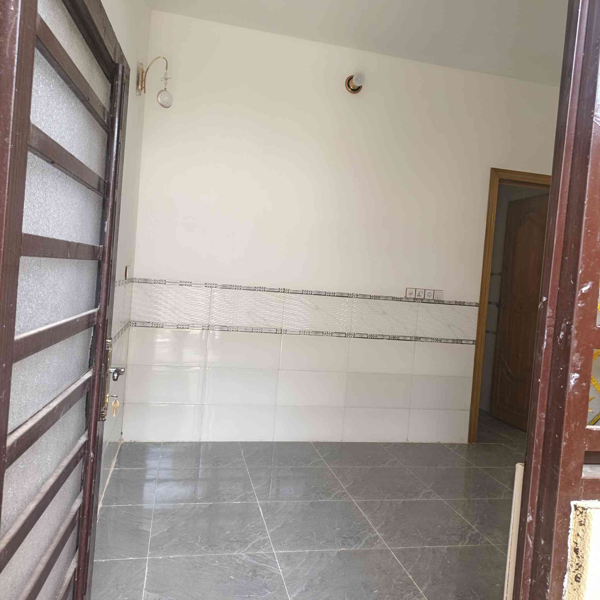 السلام عليكم بيوت للايجار 2 خمسينات 
طابق ونص بناء جديد يحتوي على استقبال صاله مطبخ صحيات ثلاثه وغرفه (الايجار/ 300الف) 
استفسار ***********
