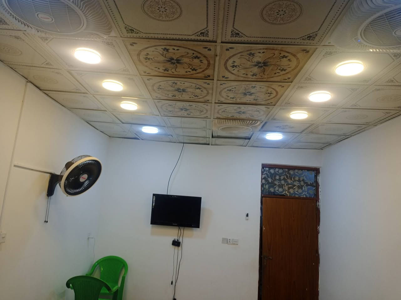 سلام عليكم بيت للبيع مساحه 140 متر سقف ساندويش تأسيس كهرباء جديد ويا منضومه كامرات و بنكات سقفيه وجداريه بيت متكون من حمام واستقبال ومطبخ وغرفه نوم وصاله داخليه للاستفسار ***********
