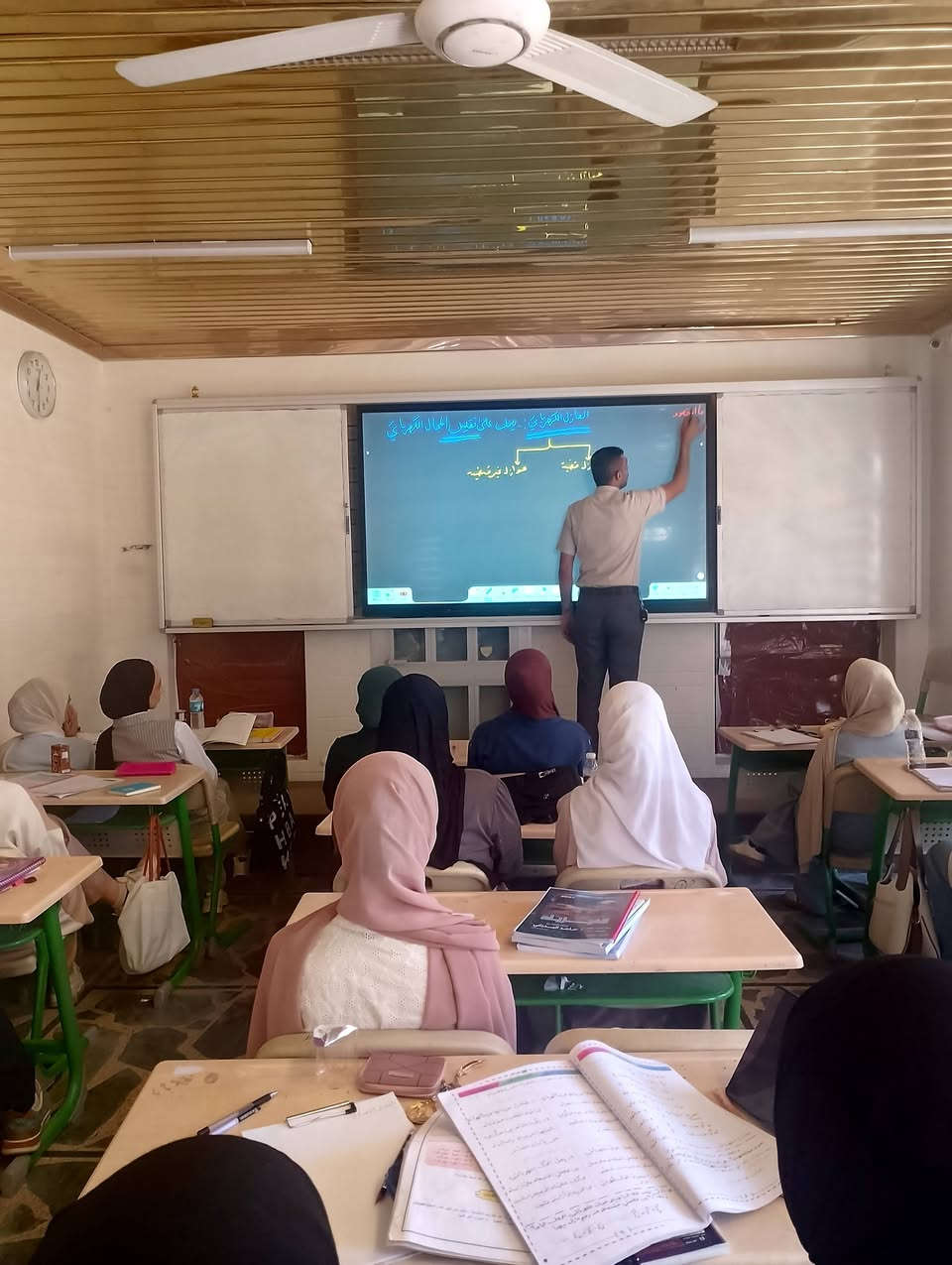 ✨بين لغة الأرقام وقوانين الفيزياء، يلتقي العطاء بالتميز✨
 لقطات عفوية تجسد حرص الأستاذ حامد البدراني على تبسيط أدق التفاصيل لطالباتنا المبدعات، وسط أجواء تملؤها الرغبة في النجاح والتفوق.

رحلتنا نحو المعدل العالي بدأت، ومقاعدكم بانتظاركم.

📝 تذكير: التسجيل لا يزال مستمراً للموسم الدراسي الجديد. لا تضيعي الفرصة لتكوني جزءاً من قصة نجاح القمة
للحجز و الاستفسار يرجى الاتصال بنا على الرقم التالي 📞 ***********
او مراجعة معهدنا 🩷 موصل حي العربي شارع باريس خلف جامع الخشاب ثانوية الهدى الاهلية للبنات 🩷
