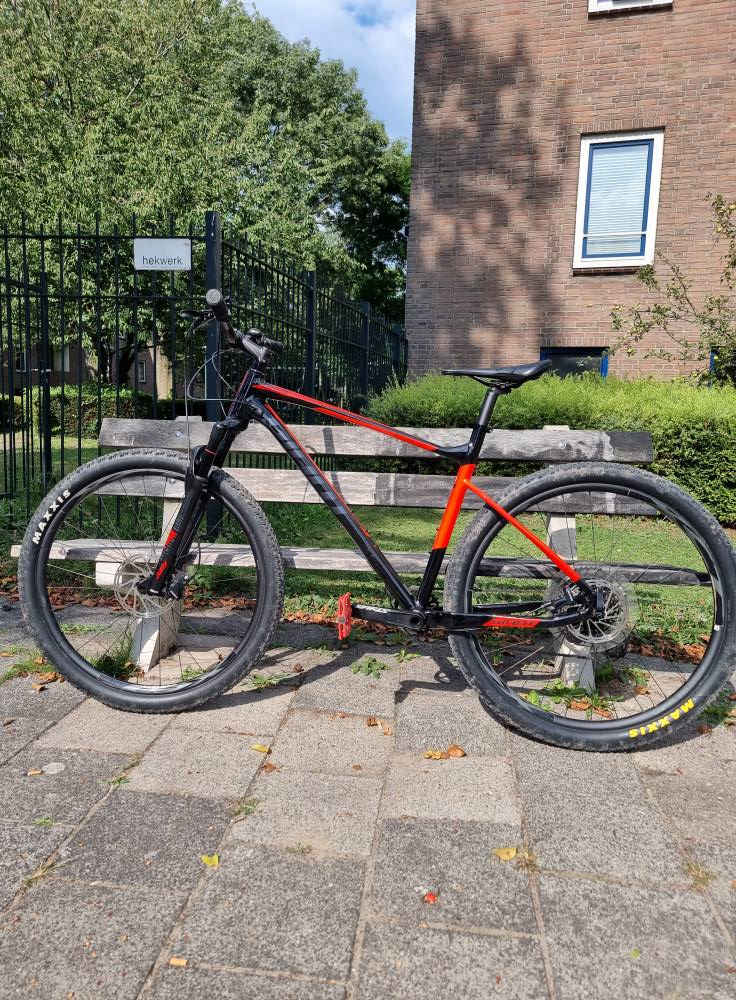 السلام عليكم كباتنة الطيبين✋
توكلنا على الله وأيه الرزق للجميع شوفولنة هاي القطعة الحلوة للبيع دراجة جاينت #هولندي اصلي نتعامل فقط بالاصلي لون مميز ونادر الدراجة مثالية للطرق الوعرة، الصعود والنزول، وحتى الاستخدام الرياضي اليومي براحة وثبات عالي. يعني انسى الطسات ووجع الظهر وألام المفاصل. 
✅ المواصفات والفوائد للمستخدم: 
لشة ألمنيوم خفيف وقوي → تحكم أفضل وتعب أقل أثناء القيادة قياس  Large   مناسب لمعظم الأطوال  نظام نقل حركة SRAM NX  تبديل ناعم وسريع بدون تقطيع ممتص صدمات  دبل امامي RockShox  راحة وثبات أعلى بالطبات والطرق الصعبة الدراجة جاهزة للركوب مباشرة بدون أي مصروف إضافي مناسبة للمبتدئ والمحترف بنفس الوقت
📍 الموقع: بغداد – حي البنوك – قرب مثلجات الصفصاف
📩 لأي استفسار أو تجربة الدراجة او معرفة السعر راسلني خاص وتدلل 
⚠️ ملاحظة:
ناشر أكثر من دراجة بحسابي، ويوجد استيراد مباشر من وكالات أوربية عالمية، كل القطع أصلية 100% مع وصولات 🔥
نتعامل مع أفضل الماركات العالمية:
SRAM . SHIMANO . Campagnolo . Maxxis . Schwalbe . Vittoria . Bontrager . Rockshox . Fox . Mavic .Garmin . wahoo.  Poc . Cube .  DT SWISS . Cannondale . Santa cruz . Trek . Giant ... وغيرها #دراجة_جبلية #دراجات #بيع_دراجة #بغداد #دراجة_هوائية  #Baghdad


**إذا كنت صاحب هذا الإعلان وتريد حذفه لأي سبب، رجاءا أرسل رسالة إلى الدعم الفني**