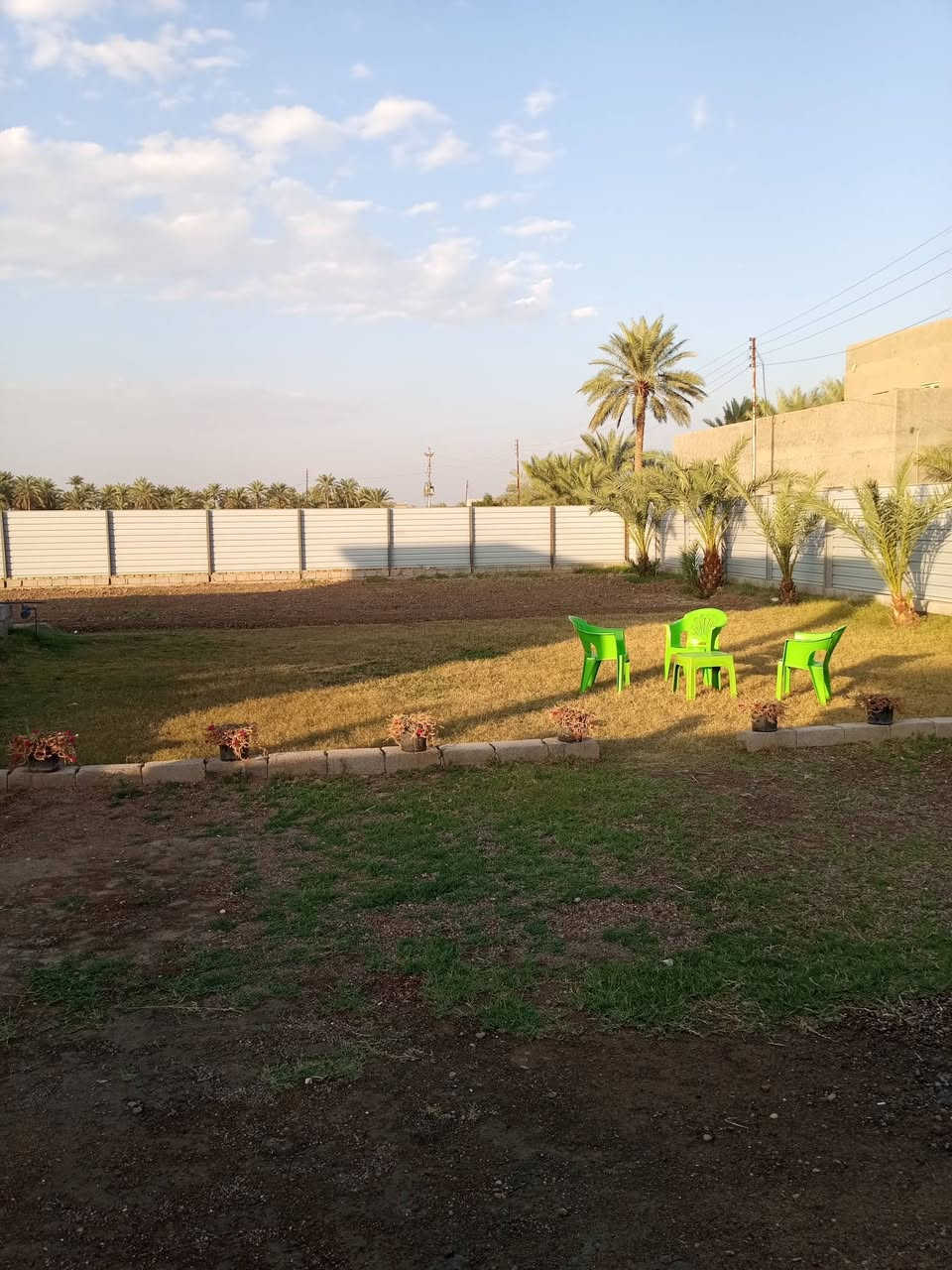 يوجد عرض دونم للبيع مع دار بغداد التاجي زمله حمدي اني مكلف بالنشر وهذا رقم صاحب الدار***********
