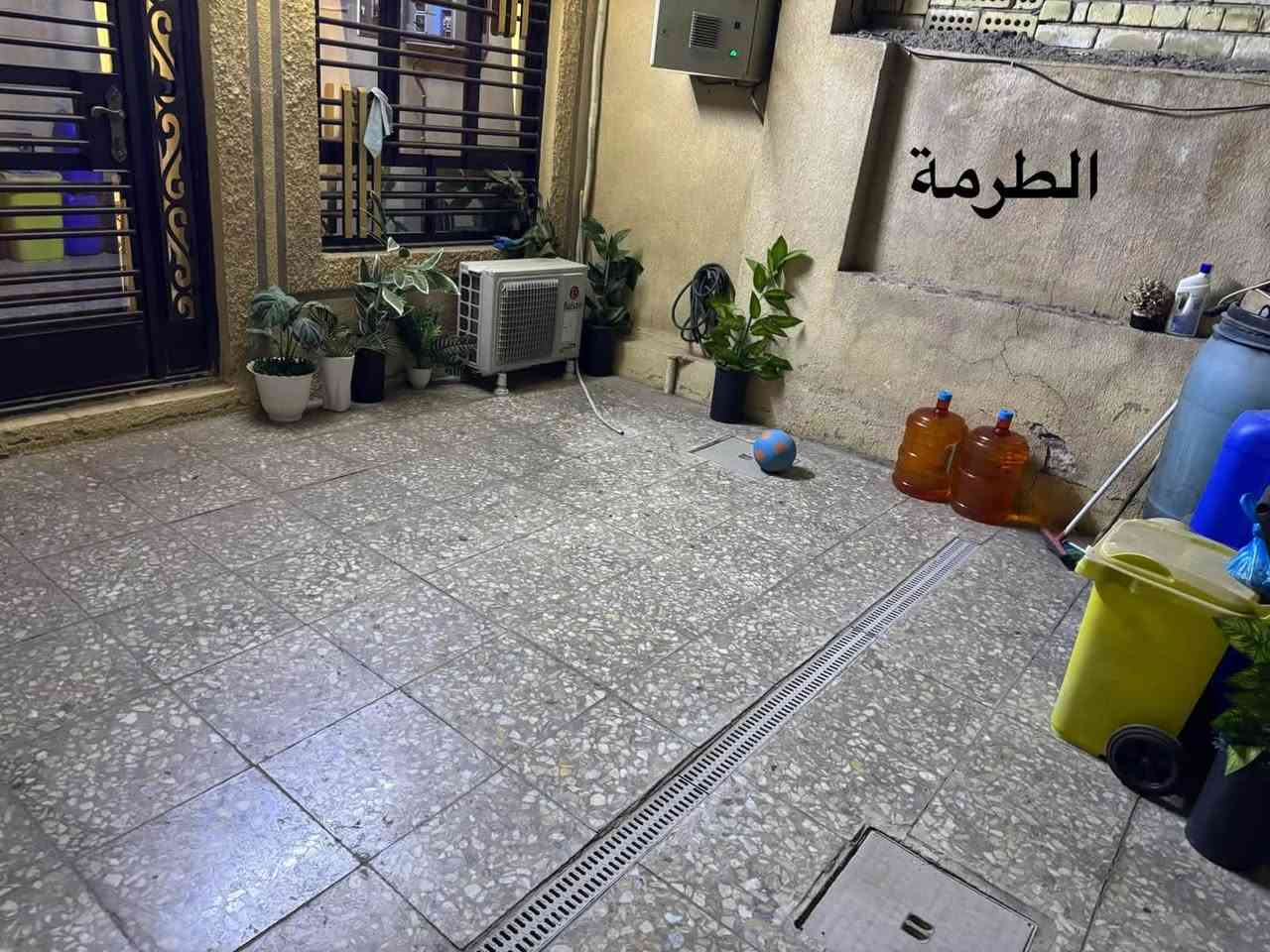 السلام عليكم

🏡 للبيع بيت سكني – طابو ملك صرف 

📍 الموقع: الأمين الثانية – فرع أفران السعادة.

📐 المساحة: 100 م²
📏 الواجهة: 5 م
📏 النزال: 20 م

✅ طابقين ونصف.
✅ طابو ملك صرف، والبيت باسمي.
✅ مدخلين للبيت.

تفاصيل البيت:

🔹 الطابق الأرضي:

* طرمة.
* مدخل على الاستقبال.
* مدخل مستقل على المطبخ.
* منور.
* حمام.
* غرفة نوم.

🔹 الطابق الأول:

* غرف نوم عدد (2).
* حمام.

🔹 الطابق الثاني:

* بيتونة.
* غرفة نوم.
* سطحان.

تم ترميم البيت ترميماً كاملاً سنة 2023، وشمل:
✔️ تبديل جميع الأبواب والشبابيك (حديد وخشب).
✔️ إنشاء حمام جديد.
✔️ تأسيس مجاري جديد بالكامل.
✔️ تأسيس كهرباء جديد بالكامل.
✔️ تأسيس بواري الماء جديد بالكامل.
✔️ سيراميك الحمامات والمطبخ جديد.
✔️ أرضيات البيت جديدة بالكامل.
✔️ شتايكر السطح جديد.
✔️ جص وبياض جديد.
✔️ درج ومحجر حديد جديد.
✔️ واجهة لبخ ونثر جديدة.

🔸 البيت يحتاج صبغ فقط.

يشمل البيع:

* كاونتر المطبخ.
* (4) سبالت: ثلاث سبالت حجم طن، وسبلت واحدة حجم طن ونصف.
* منظومة كاميرات مراقبة عدد (5) عالية الدقة.

💰 السعر: 225 مليون دينار، وقابل للتفاوض .

📞 للاستفسار والاتصال أو المراسلة:
واتساب / اتصال: ***********
