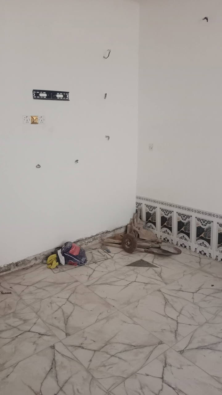 السلام عليكم 

بيت ٢٠٠ متر  يحتوي على طابقين الطابق الرضي يحتوي على استقبال و مطبخ وغرف نوم عدد ٢  وصحيات عدد ٢ توليت وحمام منعزل اما اطبق الثاني يحتوي على ٤ غرف نوم  وصحيات عدد ١   / ٢ غرف  جاهزات/  و ٢ قيد العمل 
حالين ادار لليجار ويصلح لبيع 
العنوان //المعوقي الكماليه ارض  المرحوم ابو رشاد  الزراعي ولستفسار اكثر يرجا التصال على الهاتف *********** متوفر واتساب
