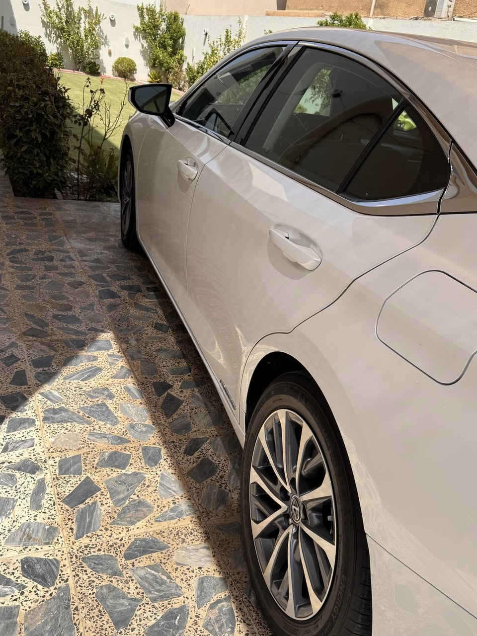 Es300 موديل ٢٠٢٢ ماشيه ٥٨ الف حادثها جاملغ خلفي وكلير الصندوق السعر ٢٧٥ وبيها مجال كلش بسيط رقم تلفون ***********
