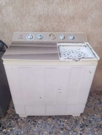 غسالة نضيفة وجبيرة بس باب مكسور شغالة قفلهة 90هاذا رقمي 07705098820مكا...