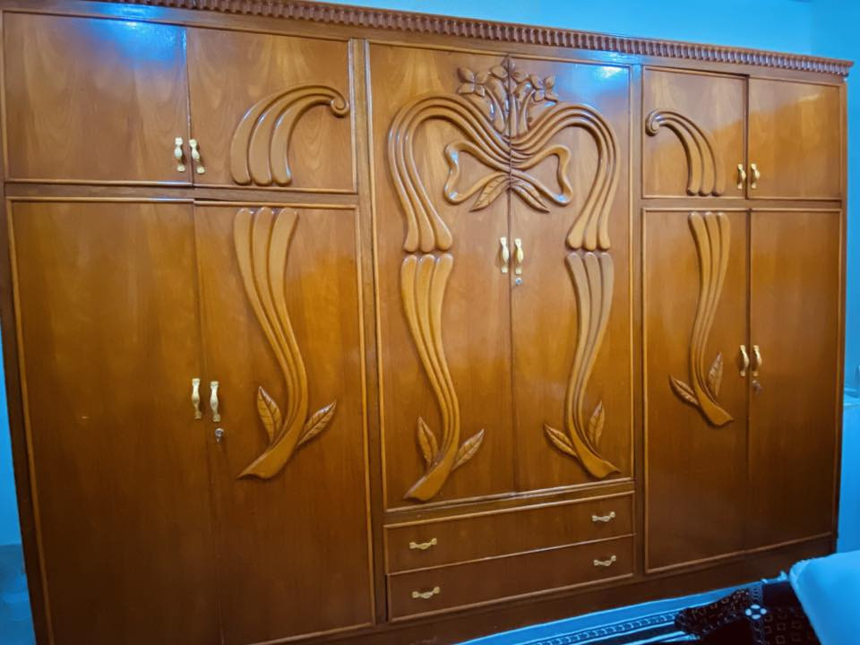 سلام عليكم غرفه خشاب عراقي الثكيل 7قطع الي رايد يتواصل وياي خاص او عل رقم ***********
