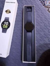 سامسونج galaxy watch 5   للبيع جديدة ونظافة ٩٨% كاملة مع الشاحن والكار...