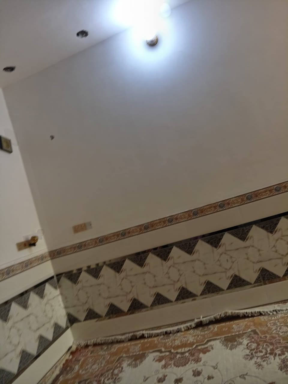 دار البيع مساحه 100متر نهاوند قرب البطاقه الوطنيه / ***********
