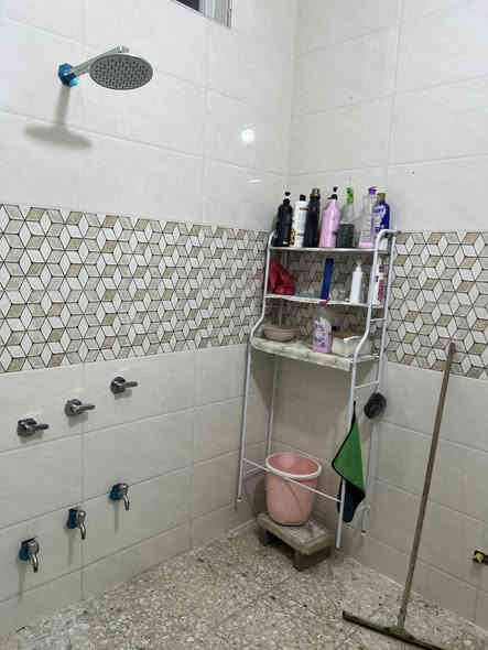 #بيت للبيع طابقين بغداد حي الكوفة الفرع خلف محطه الهدى مي ارو بناء جديد ماء كهرباء مجاري تبليط المنطقه مشموله بقرار الطابو ثلاث غرف + استقبال حمام عدد. ٢ صاله فوق جوه بيتونه سطح كامل شتايكر  السعر (١٢٥)مليون وبي مجال بسيط الاتصال ***********
