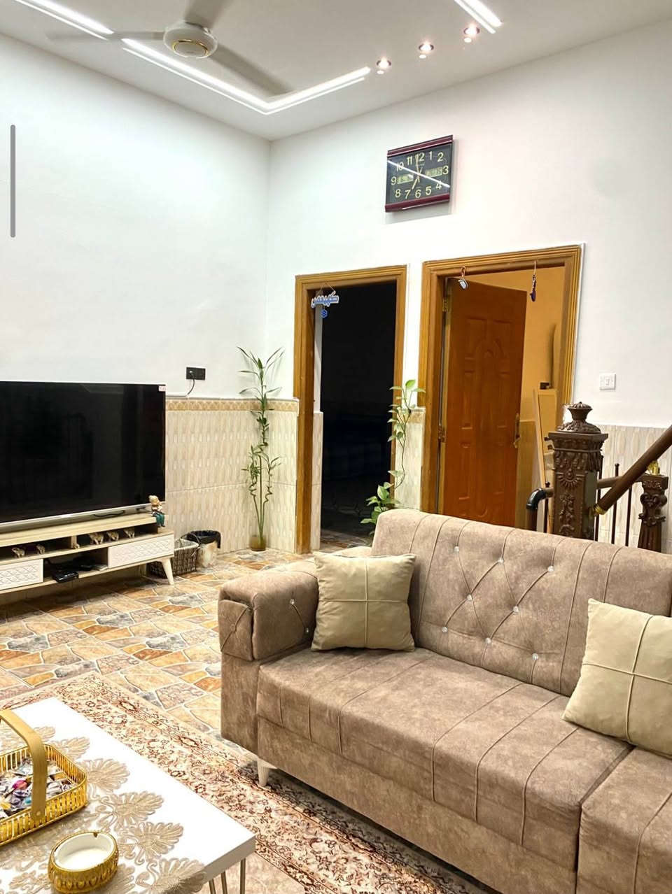 بيت طابقين في الامن الداخلي المنطقة الجديدة قريب
جدا جدا ع شارع القائد
يتكون من 5 غرف نوم
دیوانيه كبيره ٨ في ٤
صاله عدد ۲
كراج
مطبخ بارد و حار
...... رج دائري
حمام عدد ۳
..... اليكم الصور
السعر ۲۹۰ مليون المساحه 200م استفسار ***********
