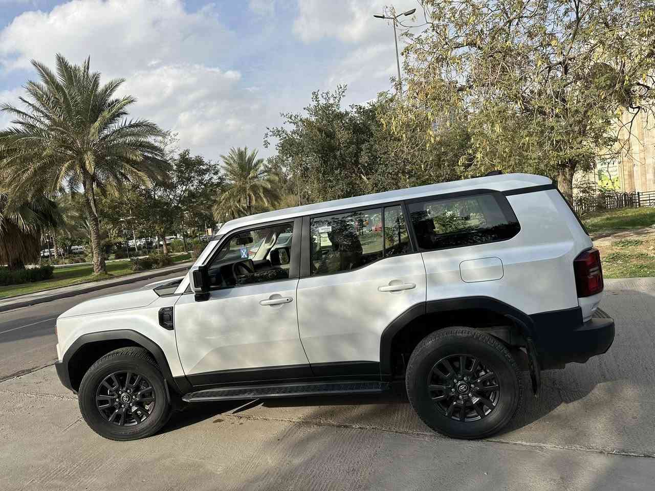 السلام عليكم برادو للبيع موديل 2024 مكفوله كفاله عامة رقم اربيل ماشيه24 عنوان السياره بغداد الحارثيه للتصال ***********
