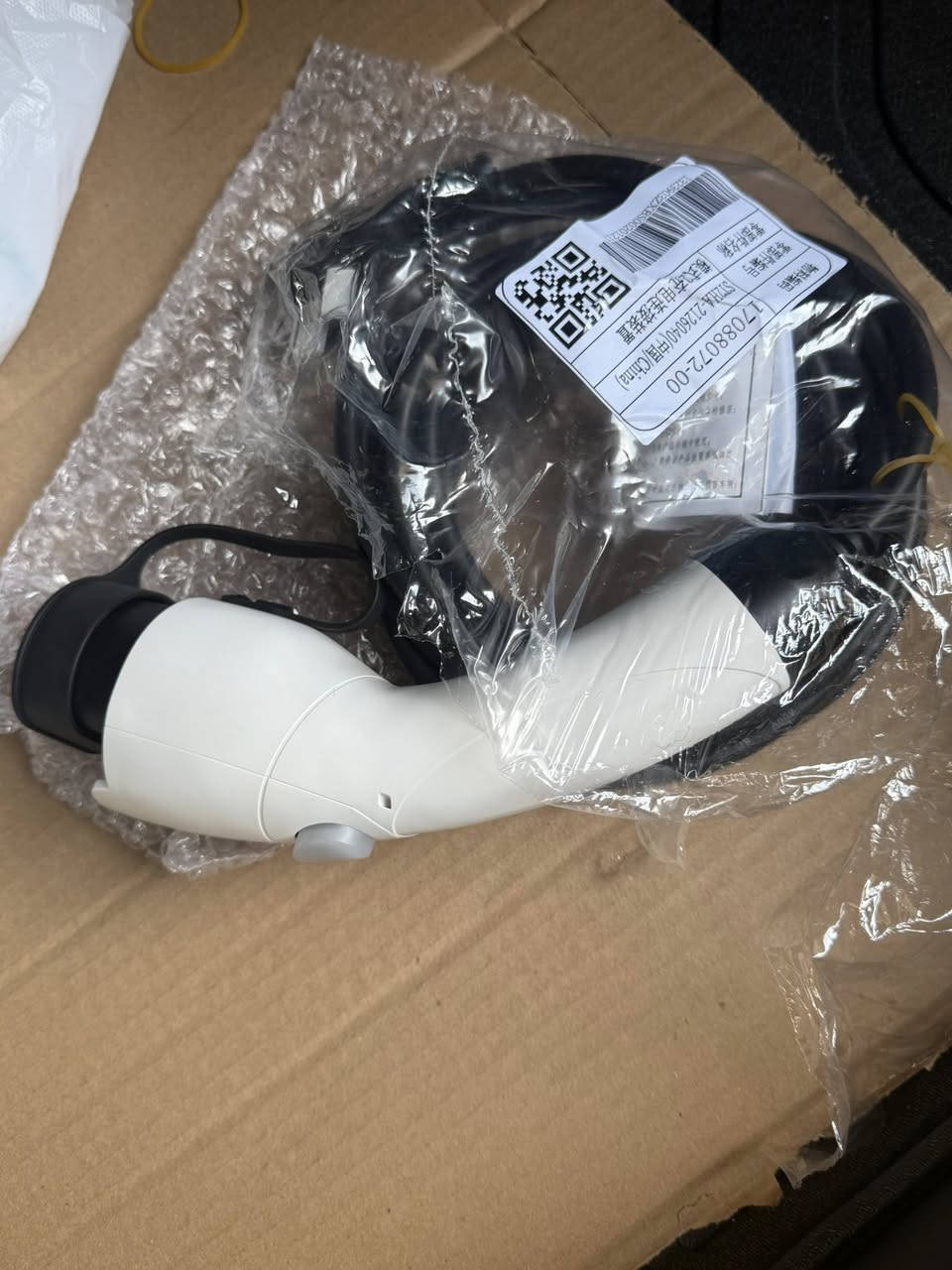 شحن اصلي BYD تجي ويه السيارة الصلي مو العادي سعر 50الف تشحن 8انبير والحد القصاء 10امبير تجي ***********
