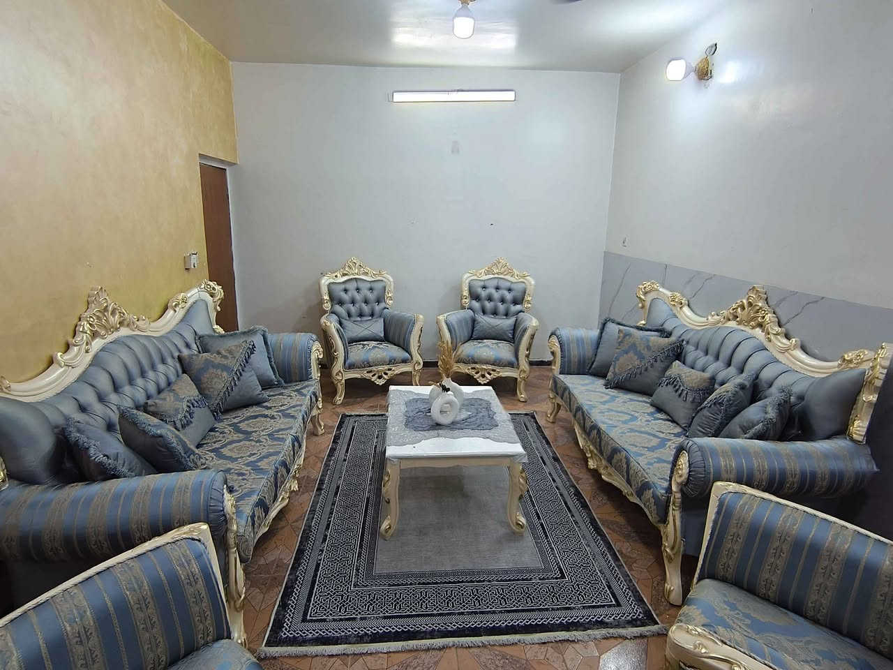 تخم زان تركي ١٠ مقعد مع ميز وسطي فخم وثقيل اخو الجديد ولا غلطه فول نظافه *********** بغداد, العراق
