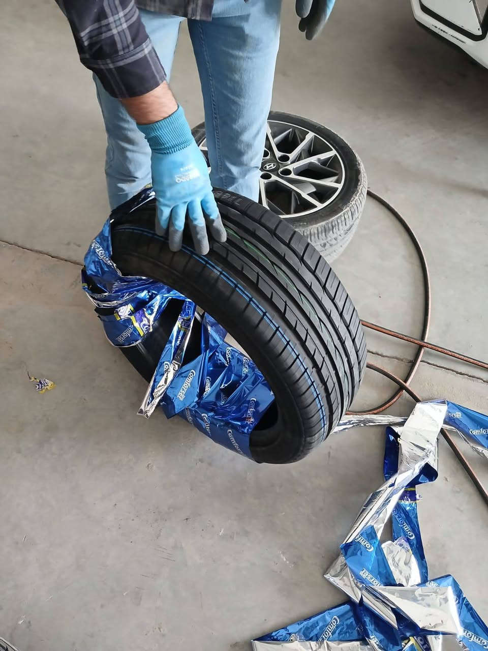 [ جانب من عملنا في قسم التركيب والبلنص ] 🛠️🛞
نقدم لكم أفضل الخدمات في مجمع فرحان الكرعاوي وليث الربيعي:
✅ عند الشراء، احصل  على:
 * شد وتركيب الإطارات #مجاناً .
 * بلنص (ترصيص) حديث #مجاناً.
 * صبغ فلنجات (لمسة جمالية) #مجاناً.
 * قصب الإطارات #مجاناً.
✅ خدمة طريق: افحص هواء إطاراتك مجاناً (في سبيل الله).
أكبر تجمع للإطارات في مدينة الديوانية 🛞✨
📍 العنوان: طريق نجف ديوانية - قرب ساحة التوديع.
📞 للتواصل: *********** | ***********
شرفونا بأي وقت! 🤝
