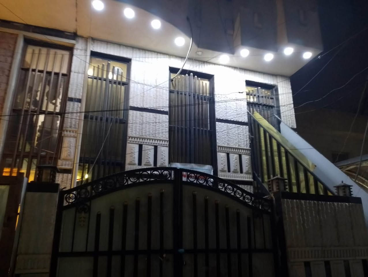 ‏بيت إيجار طابق أرضي بنا حديث يحتوي على غرفة وصالة مطبخ خدمات مكان المهدية الثالثة السعر 550 وبي مجال بسيط اتصال على أرقام المكتب ***********￼
