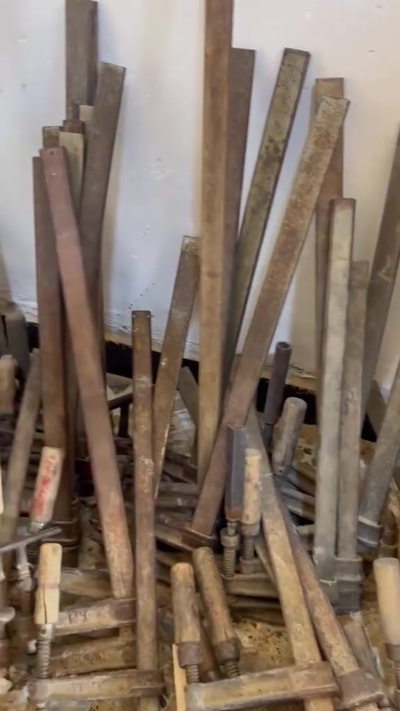سلام عليكم مكينه رنده مع فريزر سوريه حديثه ومنشار صينيه وفخات من ٨٠ سنتم الئ ١٢٠ ٥٠ فخه للبيع الشراي يتصل علئ رقم ***********
