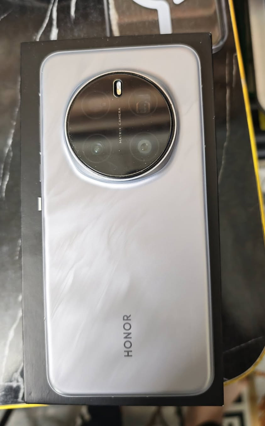 هونر ماجك 7 برو
مستعمل نظافة 99٪
السعر 850 الف 
ذاكرة 512
اللون سلفر متغير (الاكثر طلبا) 
ملحقات كاملة مع الكارتون
هدية كفر ماك سيف ولاصق شاشه وكامرات اصلي 
المكان بغداد بسماية
واتس اب
***********
