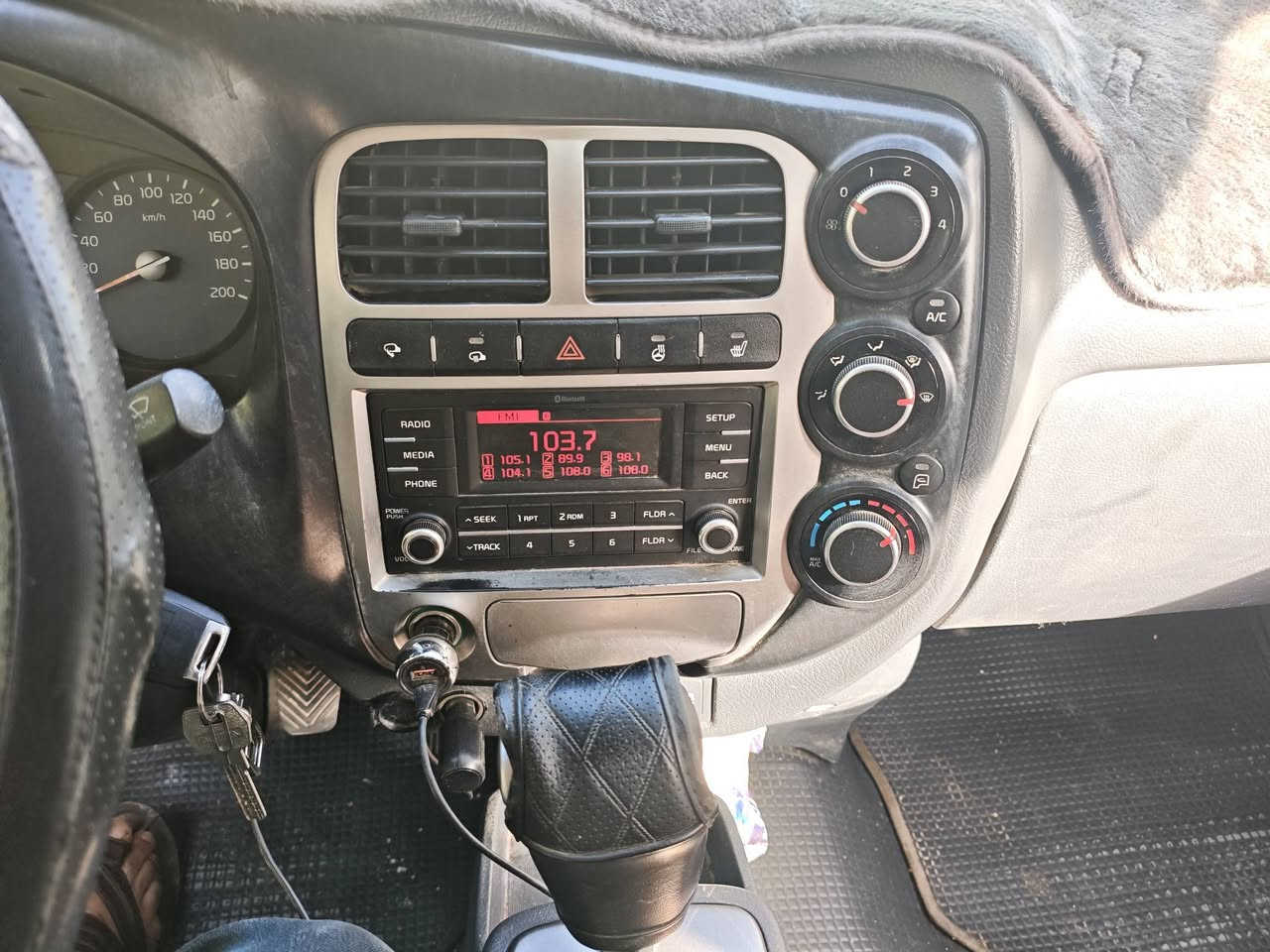 🚛 للبيع كيا بنگو حمل نثيه موديل 2019 🚛
🔥 سيارة شغل مرتبة ومصروفة عليها مبلغ قوي وجاهزة للعمل مباشرة بدون تعب
✅ كيا بنگو 2019
✅ محرك 3000 مسكر
✅ كير أوتوماتيك
✅خمس دكم
✅مري شفط واشاير بالمري 
✅ كشن كهرباء+تدفئه
✅ أصل بدي ومحورها بوكس
✅ مثبتة بالسنوية “بوكس صندوقي” رسمي
✅ رقم بغداد إنكليزي وباسمي مباشرة
✅البوكس ثلاث حلقات ارتفاع185 وطول3متر
✅لايتات زنون شمسي بلاجكتور وعالي وناصي
🔧 الإضافات والتحويرات: ✔️ تبريد استيراد خاص يشتغل على البطارية 
✔️ تبريد البوكس أبو المروحتين تبريد 16°مو تجميد 
✔️ تحويل التايرات الخلفية من 12 إلى 13.5
✔️ خمس تايرات كامهو جديدة ويا السبير
✔️ زوج تايرات أمامي هانكوك جديدة
✔️ حدادية صدر كامل 100% جديد قبل شهر
✔️ تخم نوزلات جديد
✔️ هورن بوش أصلي
✔️ داش كام موجودة
🛠️ الملاحظات بكل أمانة:
تبريد القنبوره صار بي ليك ومصلحته
البند بي أثر حادث بسيط وفقط تم صبغه
وعندي صورته قبل الصبغ
💰 السيارة مكلفتني فوق الـ190 بسبب:
التحويرات والإضافات
معاملة التحويل من بدي إلى بوكس
📌 حاليًا مطلوبة 185 وبيه مجال للجادين
📌 سبب البيع: تارك الشغل من أكثر من شهرين والسيارة واقفة
🔥 سيارة جاهزة للشغل والدخل اليومي
🔥 مناسبة للتوزيع والتبريد والنقل والشغل التجاري
📞 للجادين فقط ***********
