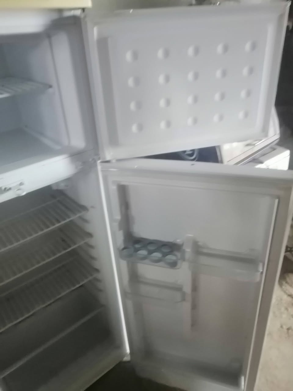 تلاجة للبيع و نظيف ضمان 10 يوم حجم 10 قدم عنوان مخيم كبرتو تابع دهوك رقم واتساب *********** محل بيوار شنكالي رقم واتساب ***********
