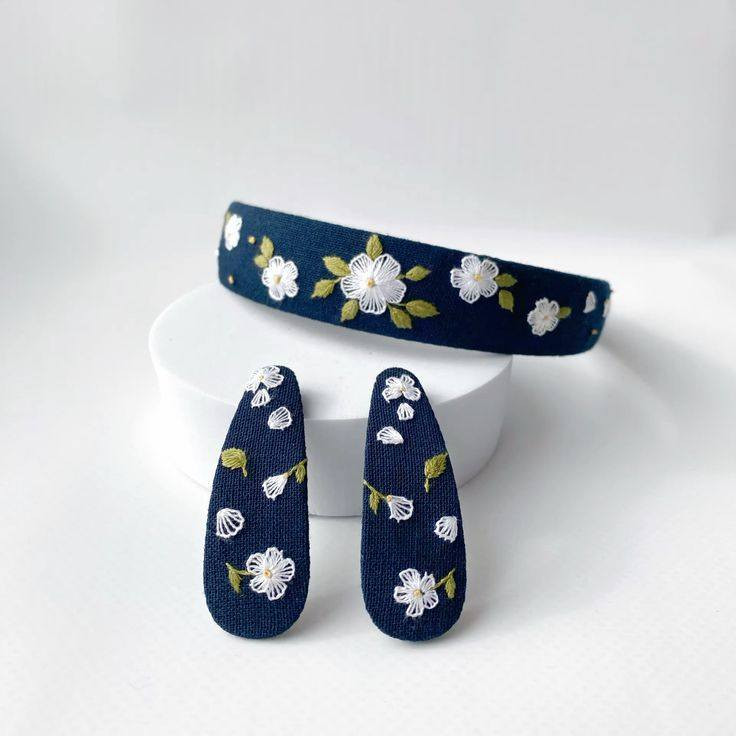 #خزامـى🪻
لتطريز اليدوي حسب طلب 
ميداليات مفاتيح+ ميداليات سيارات +ايات قرأنية +ملابس كبار +ملابس اطفال+حديثي الولادة +كوشات +فيونكات شعر +لوحات جميع الأحجام
#اعمال_يدوية اتواصل 
#انستا #r_b1420
#وات_ساب***********
