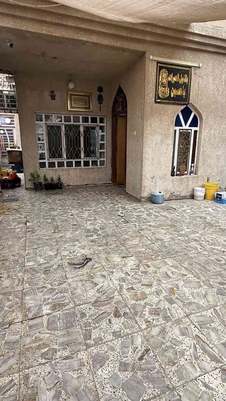 بيت للبيع مساحة 200 متر طابقين الطابق الاول استقبال وصالة وغرفة نوم ومطبح ومناور عدد2 وكراج كبير يتسع سيارتين وحمامين داخلي وخارجي 
الطابق الثاني غرفتين نوم كبيرات نظام سويتات مع صالة كبيرة تصبح غرفتين نوم مع سطح 
حي العامل نهاية مول الباقر الامير الاولى
للاستفسار عن السعر اجب برقم 1
أو الاتصال ***********
***********
