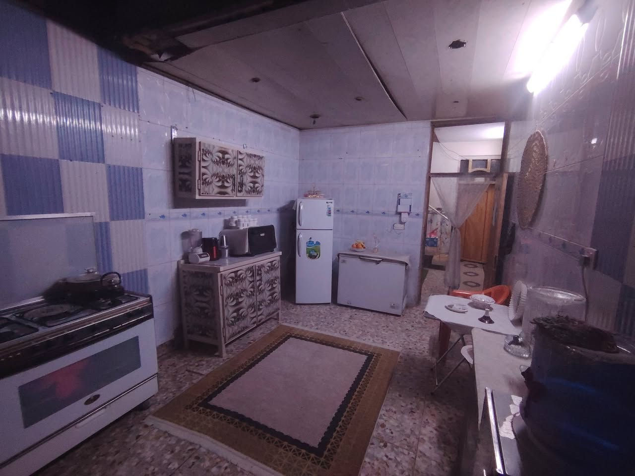 ؛ 🔹 للبيع بيت بمدينة الصدر / قطاع 75
📍 قريب على سوق العورة (فرع مطعم لفة ونص) 
مساحة البيت: 144 م
 تفاصيله:
الطابق الأول: غرفتين، استقبال، هول، مطبخ، حمام داخلي وخارجي.
الطابق الثاني: 4 غرف نوم، مطبخ، حمام.
الطابق الثالث:غرفه حمام مطبخ سندويج +سطح 
✨ البيت واسع ، مناسب للعوائل وجاهز للسكن.
للاستفسار والتواصل: [*********** ] 📞
