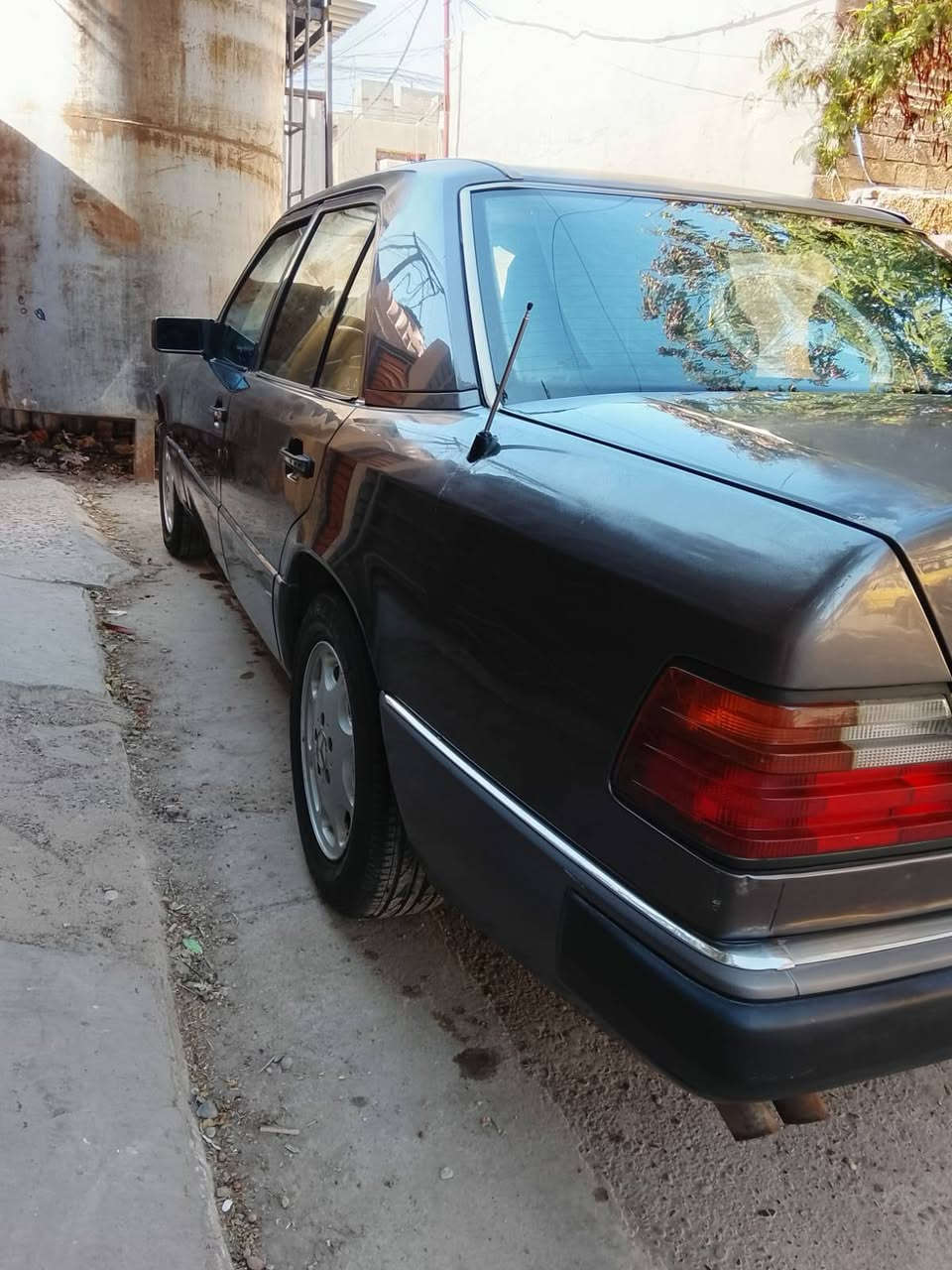 سلام عليكم مرسيدس دب🇩🇪 موديل 1991🧿للبيع بلاديه 6سلندر قبق اسود E300 سياره بيه صبغ شبرين بل جاملغ لخلفي وبارد بخشم لجاملغ المامي تخم تاير جديد وصدر امامي خلفي قبل سبوع اشتغلته كير ومحرك بلاد خير من الله 🪬تبريد شغال🥶 نواقصه مرايه جانبيه و دكمه مال دبل اشاره  بس غيره مابيه شي لون احمر عنابي بس هيه بيه شوفه حلوه نصبته سعر (65)بيه مجال بيع مستعجل 🔥 الاستفسار(***********)مكان بغداد جسر المثنى الجزيره
