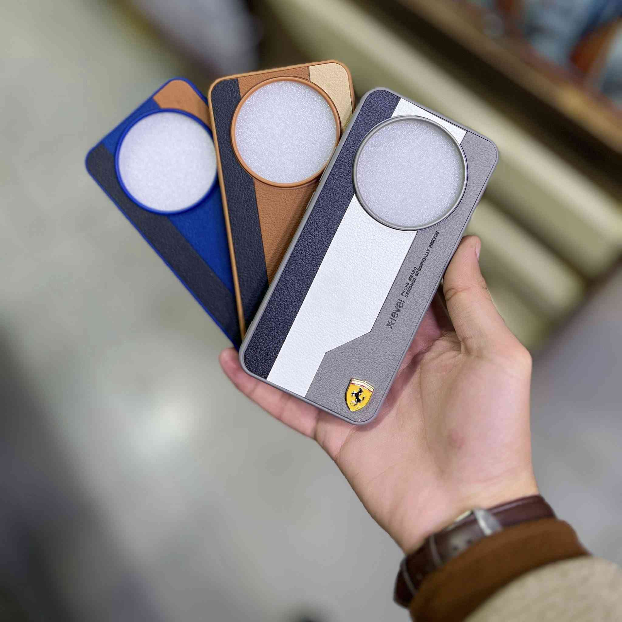 ✨ أناقة العيد مع كشكول — 8 / 12

مو كل كفر يليق بالموبايل الفخم…
في كفرات تغيّر شخصيته بالكامل.

تصميم جلدي رياضي
مستوحى من عالم Ferrari 🏎️

خطوط جريئة
تفاصيل دقيقة
وألوان تعطي الجهاز حضور مختلف.

كفر لما تركبه…
تحس الموبايل صار أفخم بمرحلة.

4 ألوان مميزة
ومتوفر لمعظم الموديلات الجديدة.

العيد قرب…
وخلي موبايلك يلبس أناقة تليق فيه.

📍 متوفر الآن في مركز كشكول للاتصالات


**إذا كنت صاحب هذا الإعلان وتريد حذفه لأي سبب، رجاءا أرسل رسالة إلى الدعم الفني**